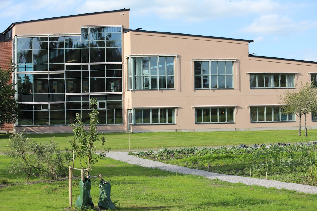 Budova školy zvenku